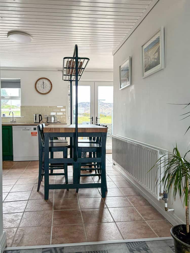 Breakfast bar in kitchen area